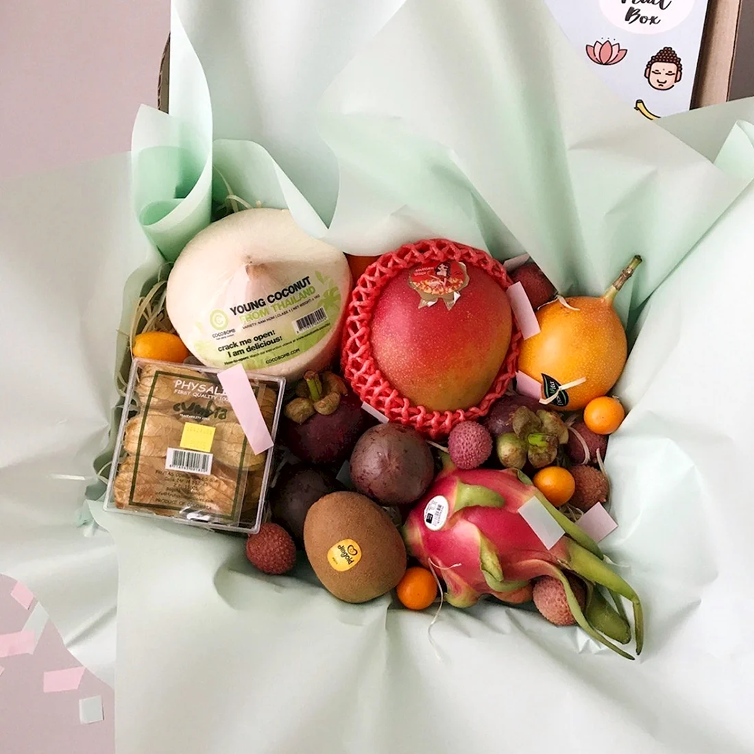Подарочная коробка с фруктами и сладостями