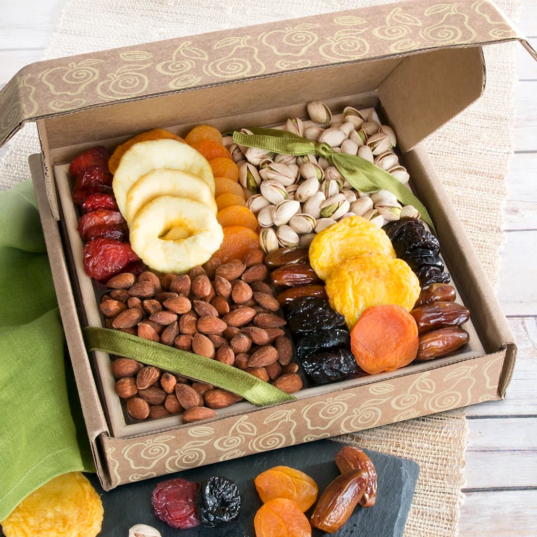 Подарочные коробки с фруктами и орехами