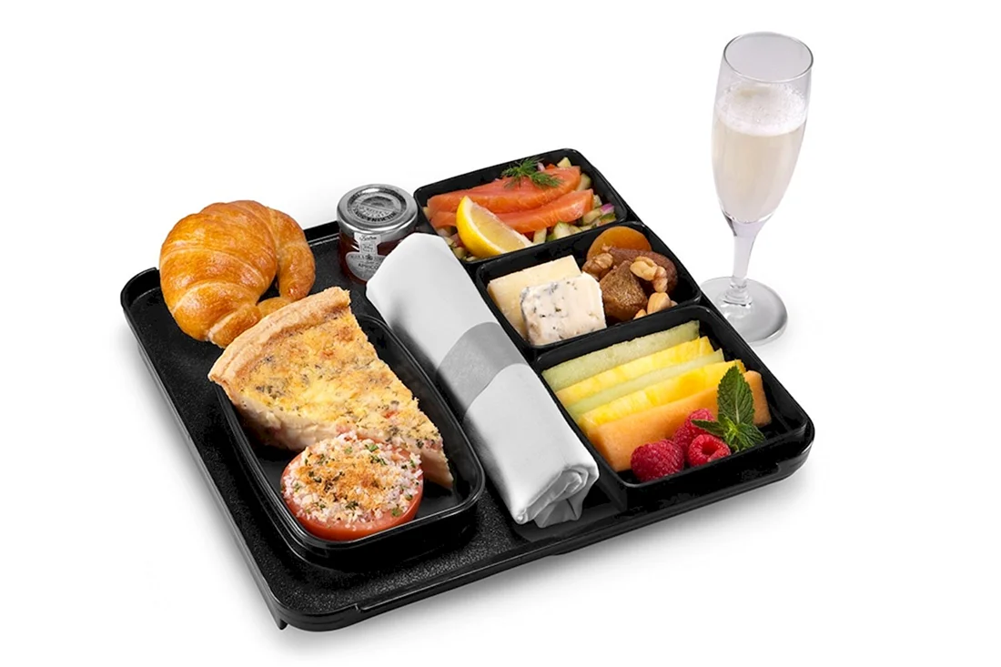Поднос с едой в самолете