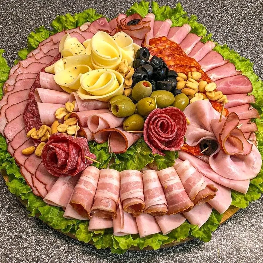 Праздничная нарезка на стол из овощей и колбасы