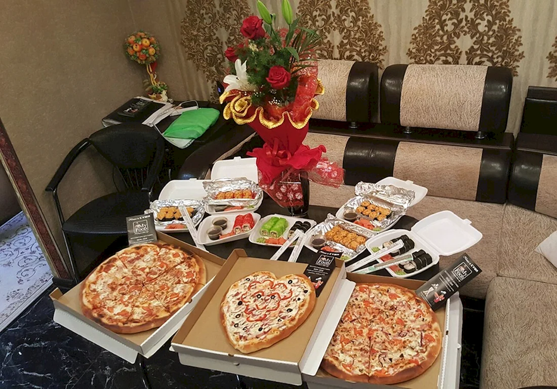 Праздничный стол с суши и пиццей