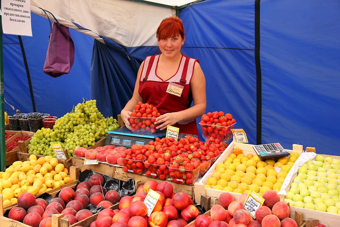 Продавец фруктов на рынке