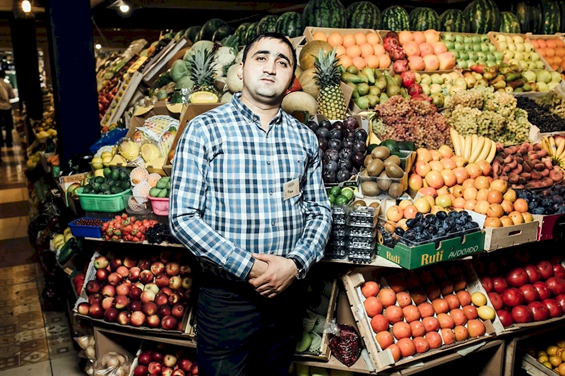 Продавец овощей на рынке
