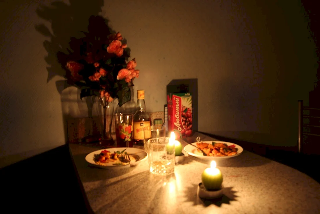Романтический стол в квартире