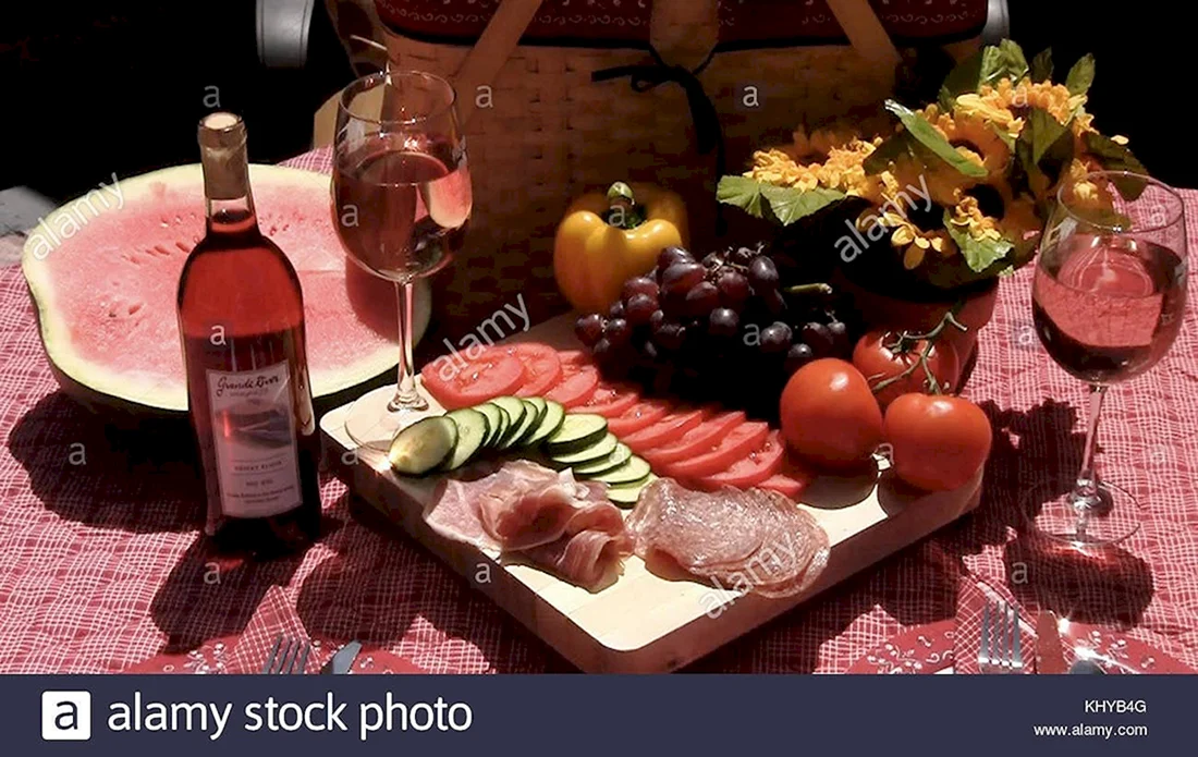 Романтический ужин с вином и фруктами