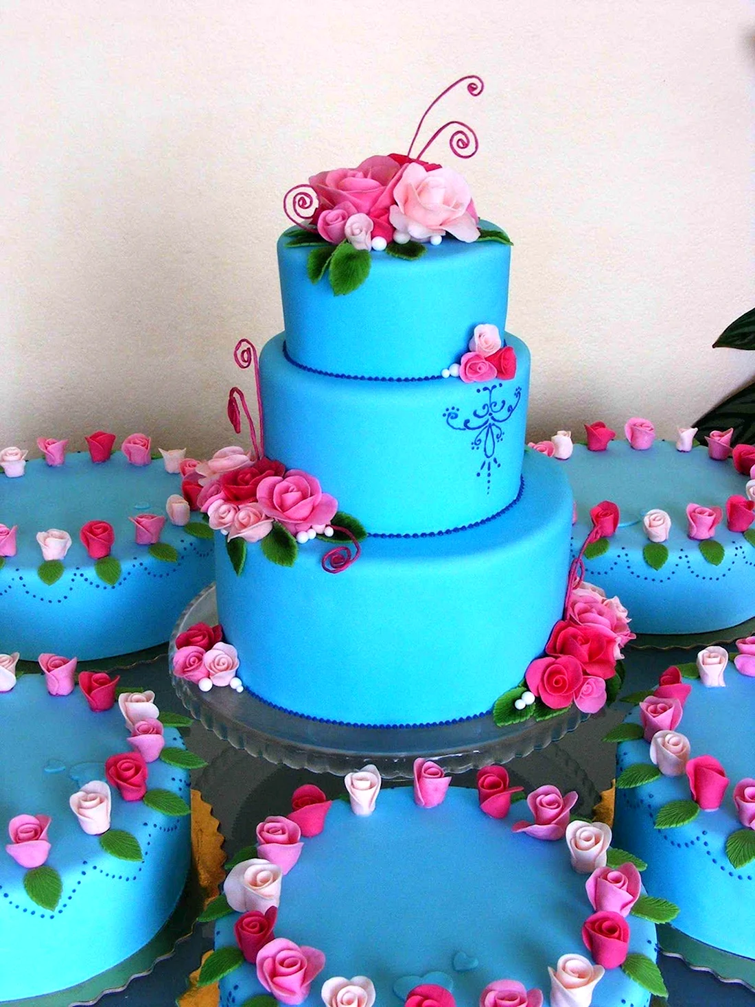 Розово синий торт
