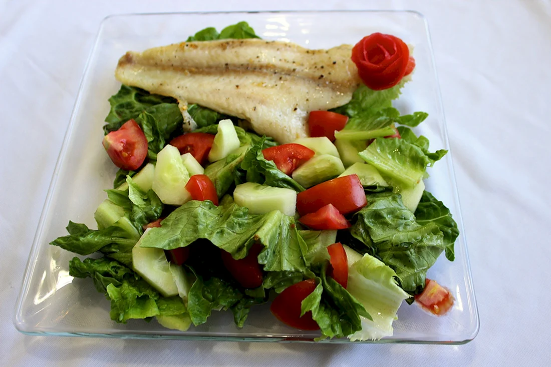Рыба с овощным салатом