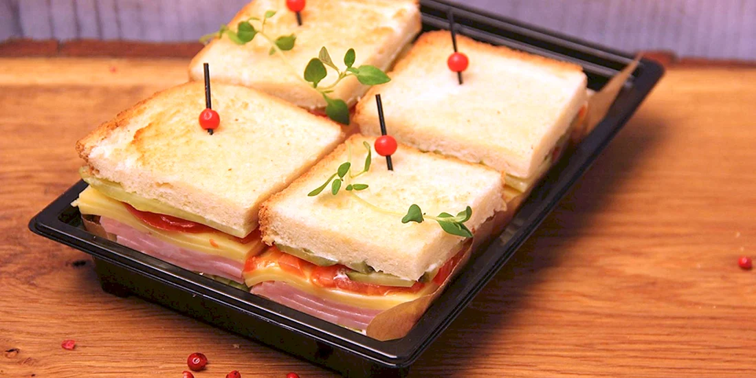 Сэндвич с ветчиной и сыром на тостовом хлебе