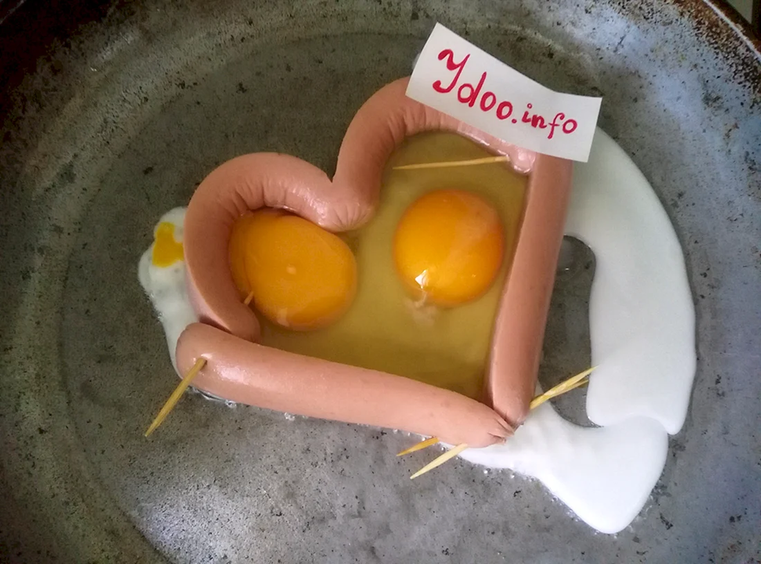 Сердечко из сосиски с яйцом