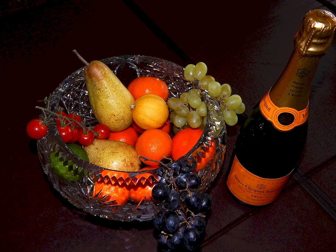 Шампанское и фрукты на столе