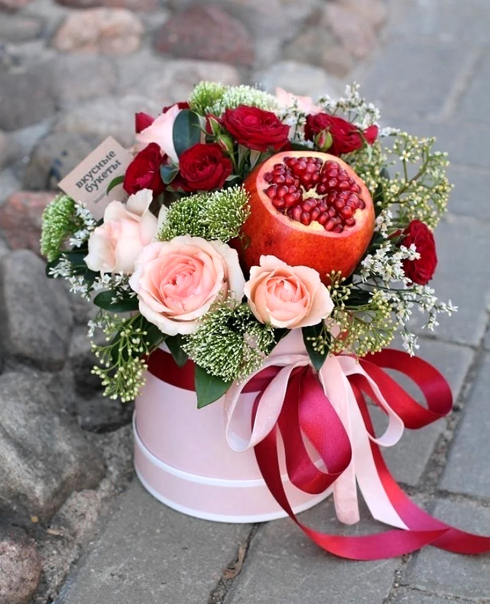 Шляпная коробка с фруктами и цветами
