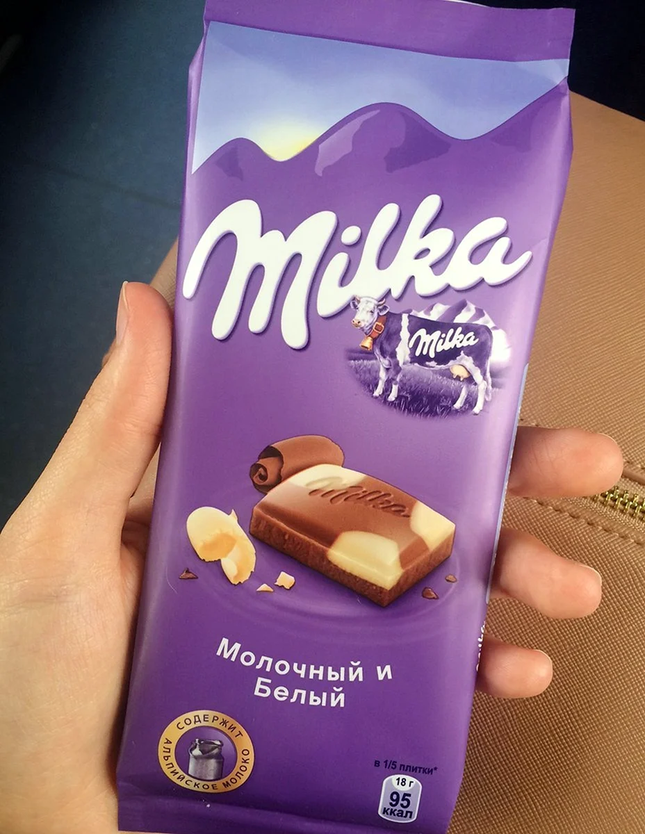 Шоколадка Милка в руке девушки