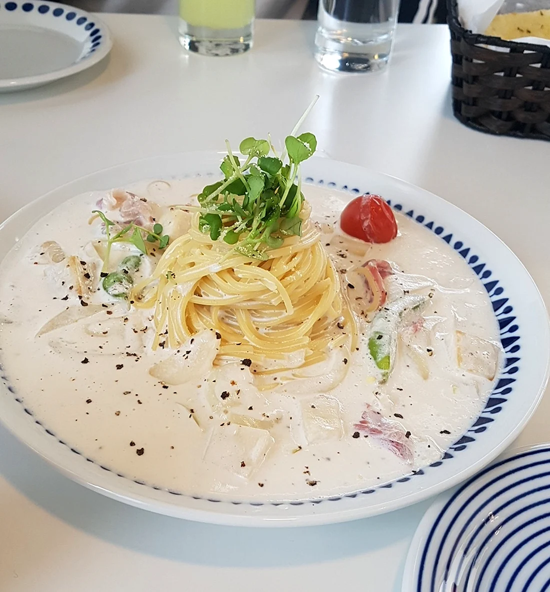 Спагетти карбонара ресторанная подача