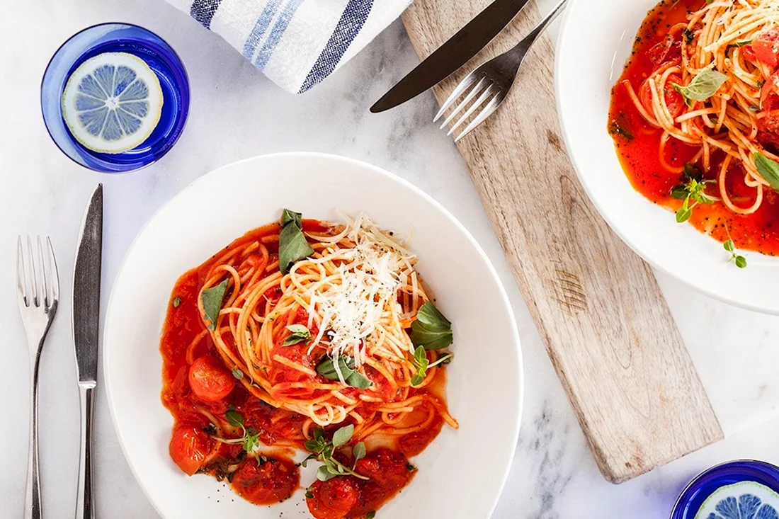Спагетти по-неаполитански с томатным соусом ресторан