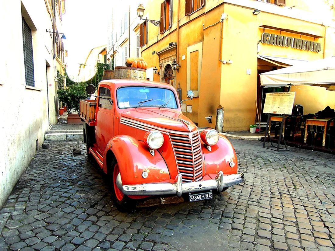 Старинный итальянский автомобиль
