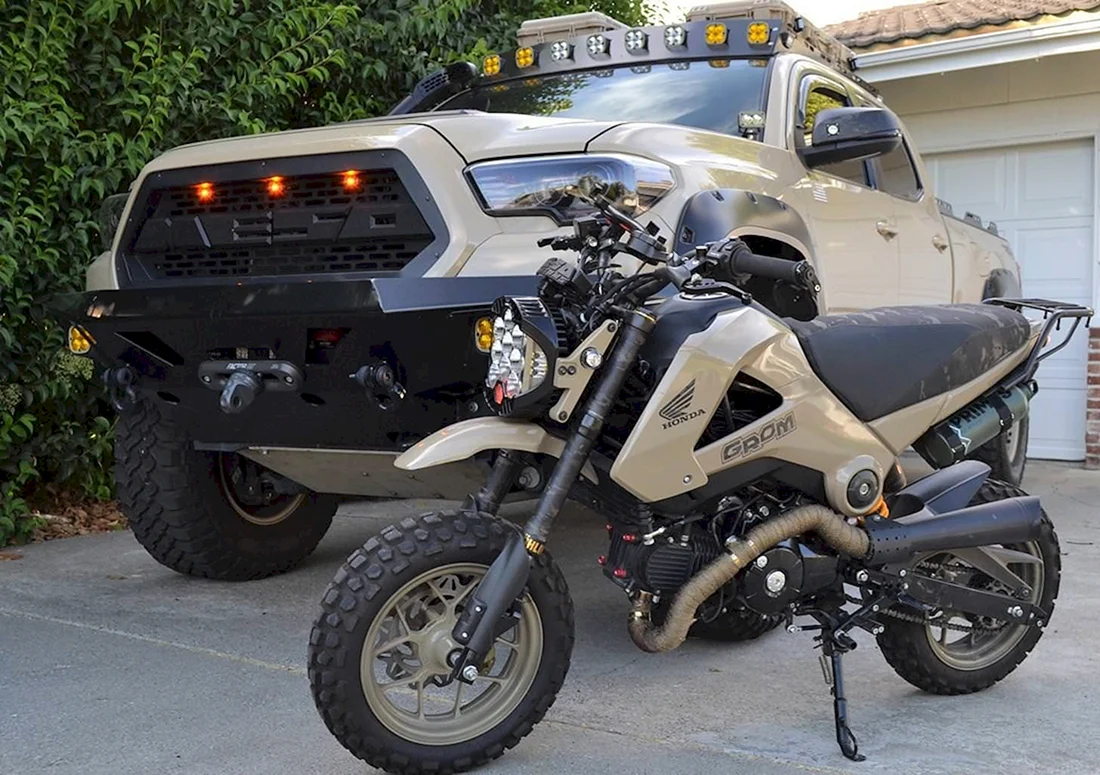 Тойота тундра и мотоцикл