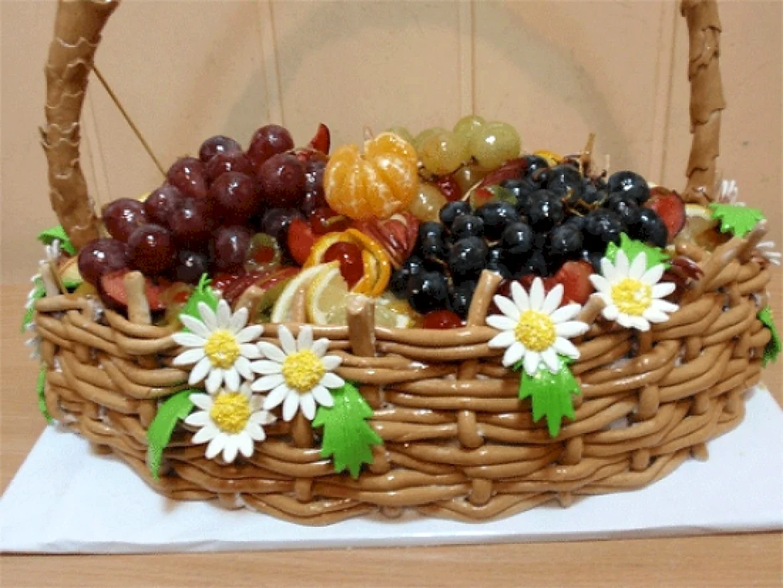 Торт корзина с фруктами