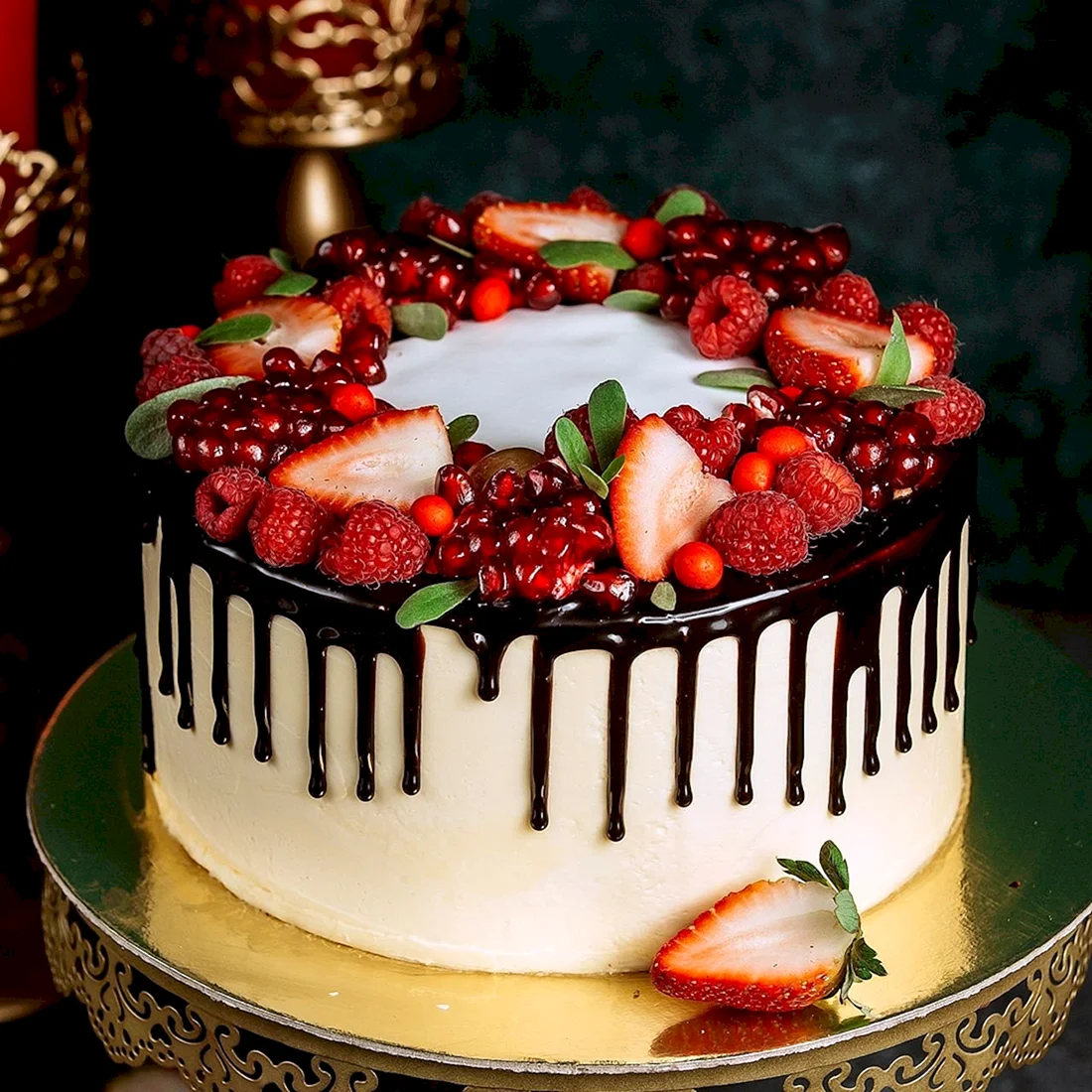Торт с белым шоколадом и ягодами