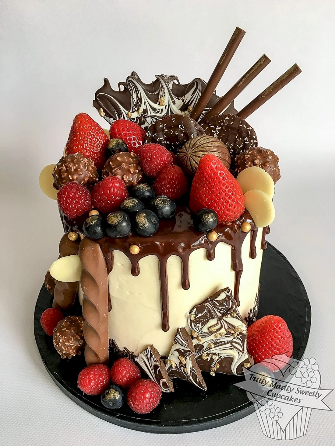 Торт с фруктами и шоколадом