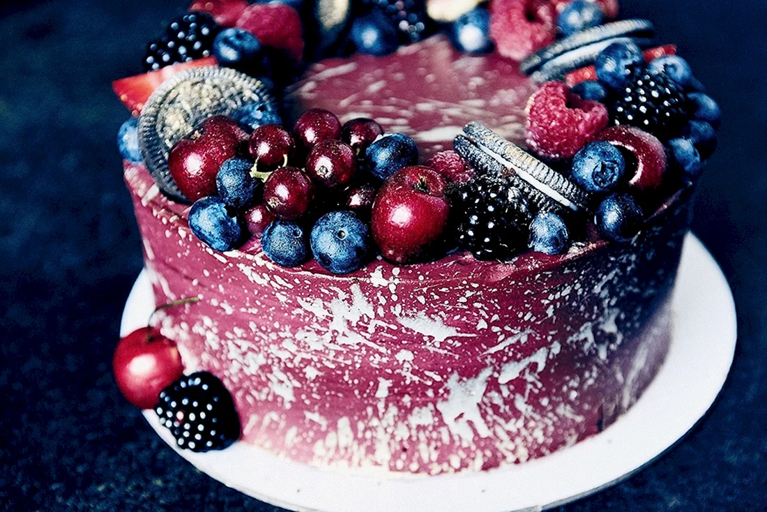 Торт с ягодами сверху декор синий