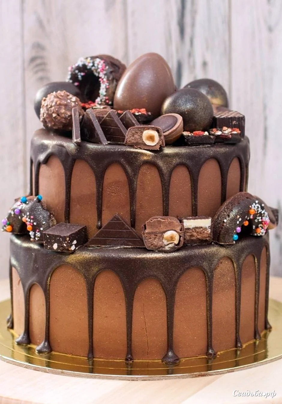 Торт с конфетами и шоколадками