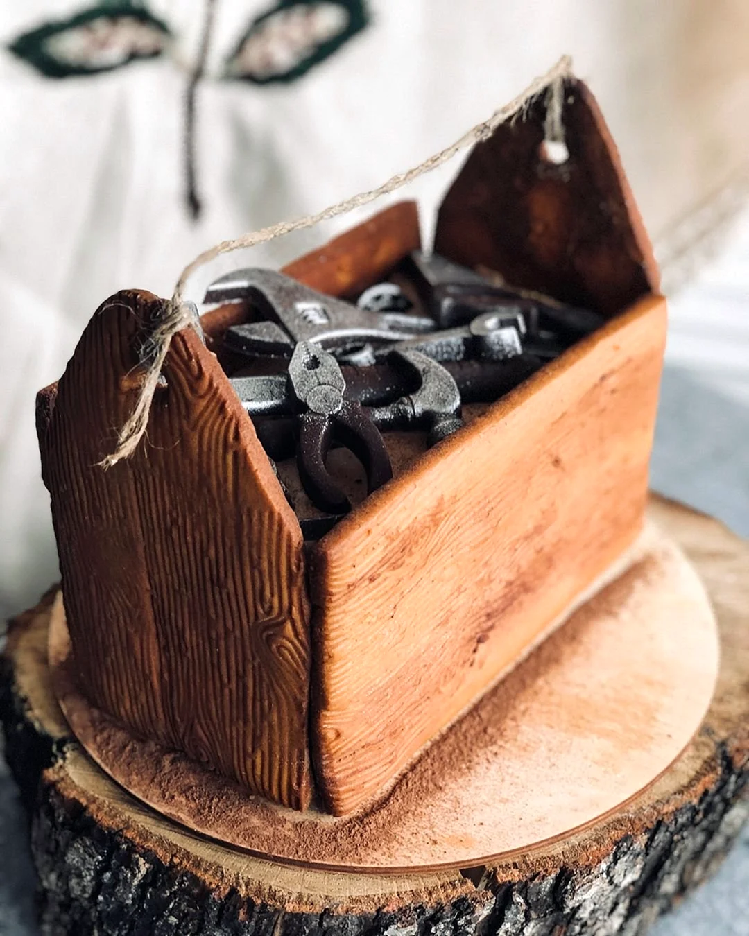 Торт с шоколадными инструментами