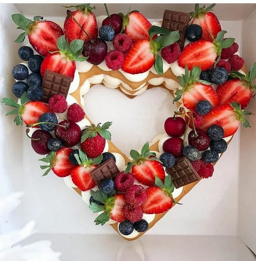 Торт сердце с ягодами