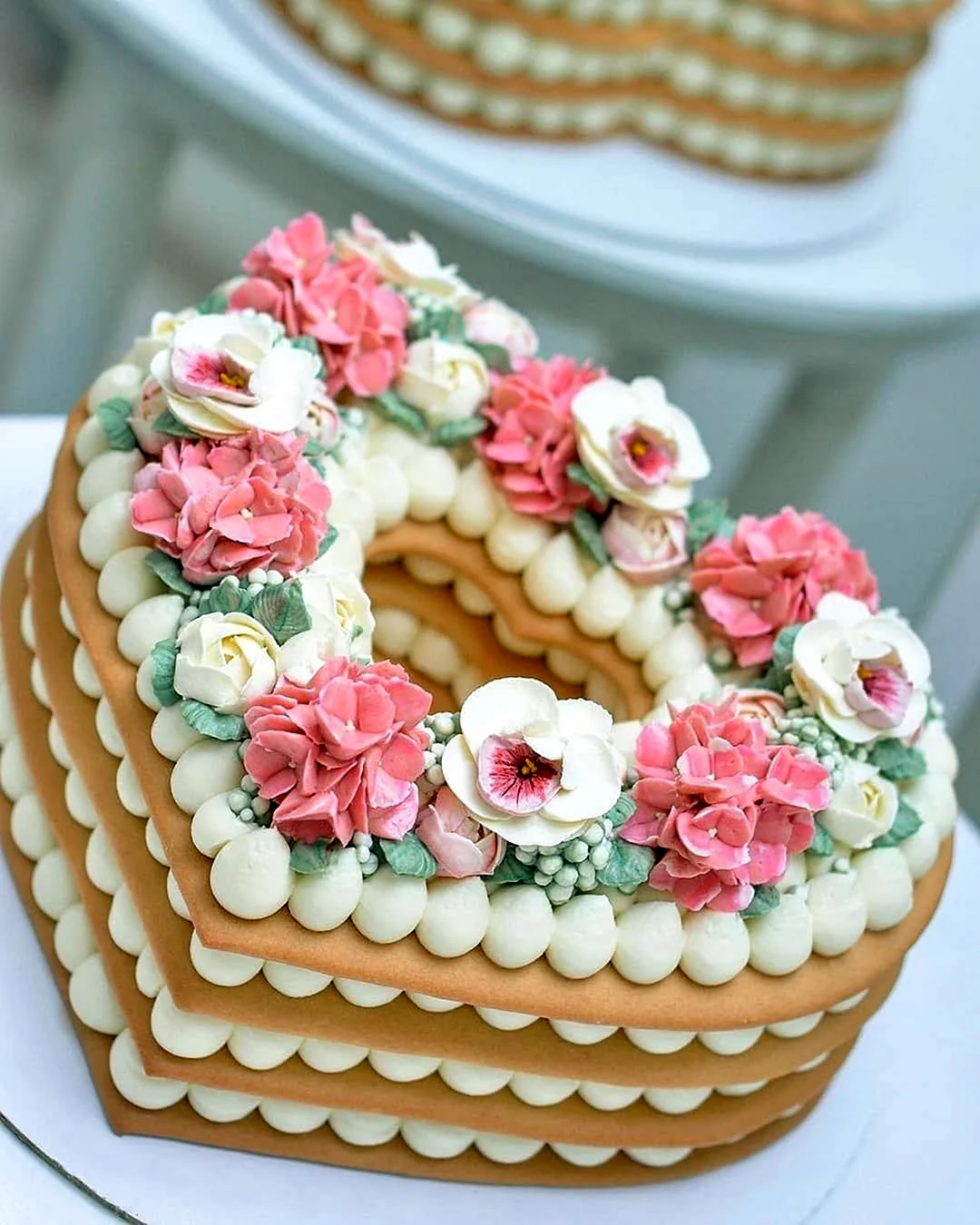 Торт цифра с кремовыми цветами