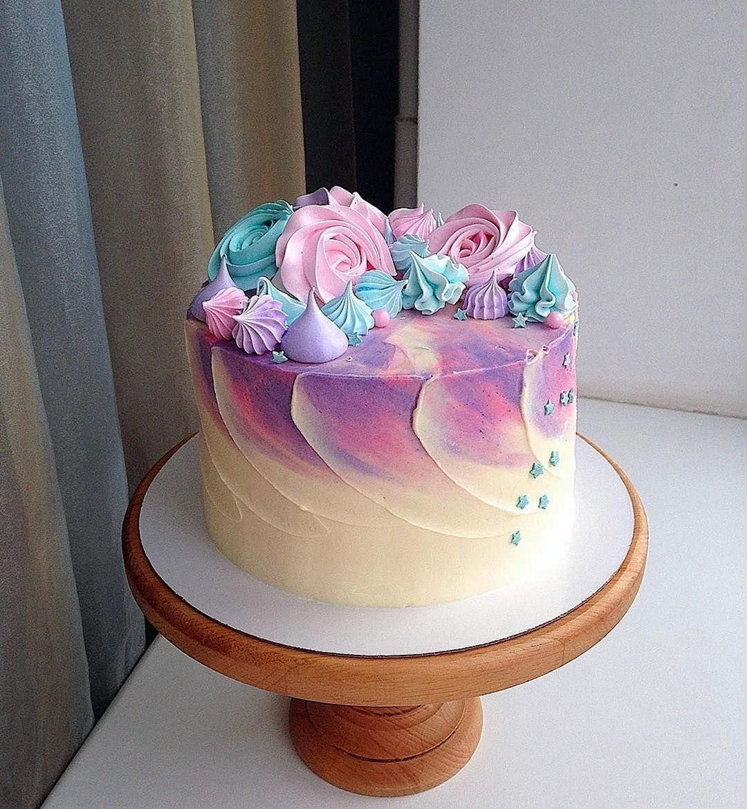 Торт украшенный меренгой для девочки