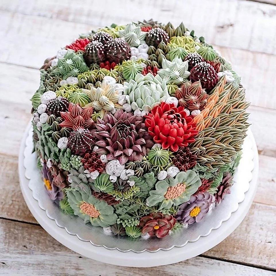 Торт украшенный съедобными цветами