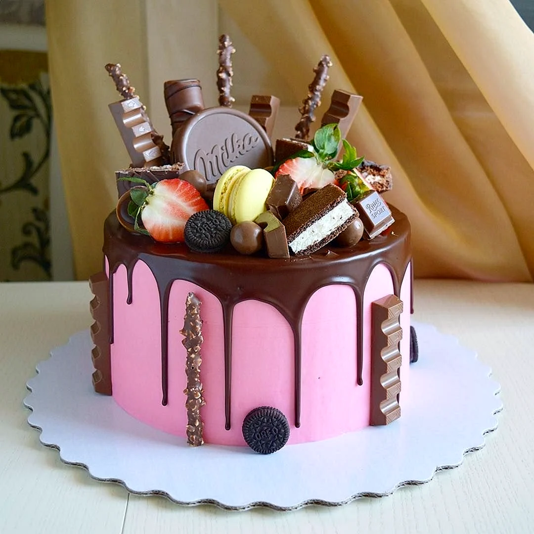 Торт украшенный сладостями