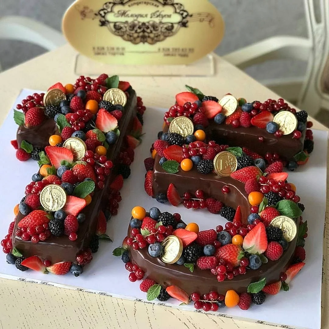 Торт в виде цифр с ягодами