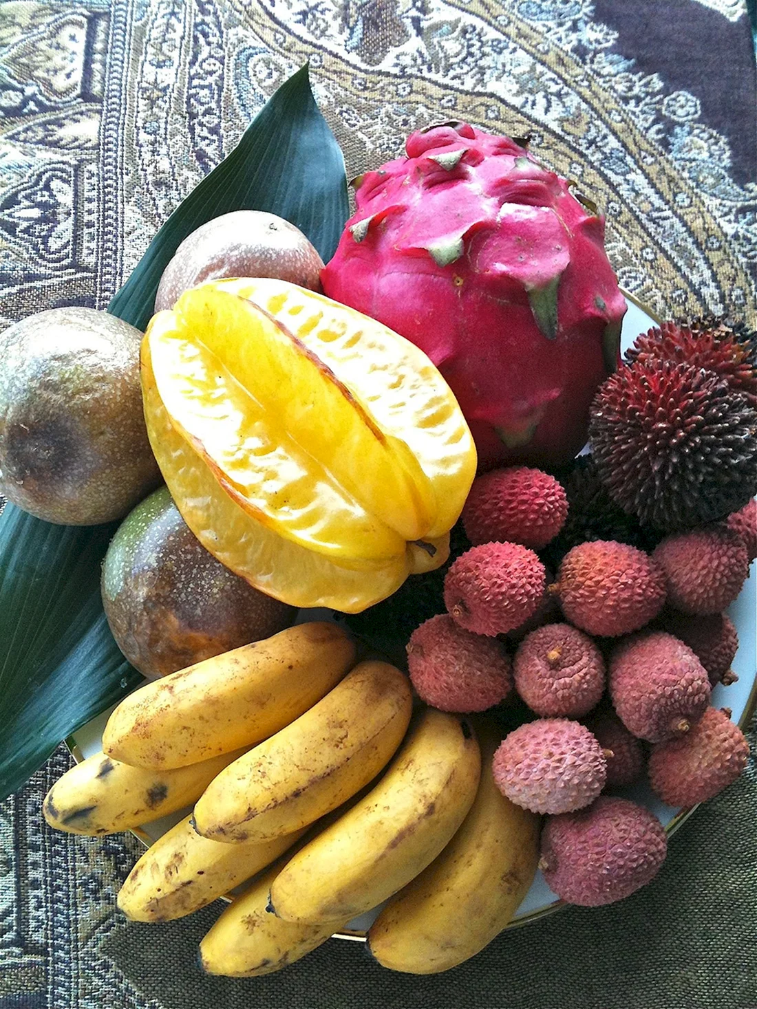 Тропические фрукты маракуйя личи папайя