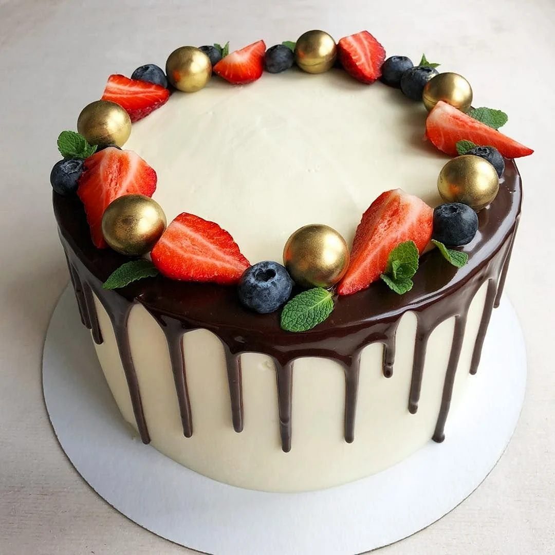 Украшение торта фруктами и шоколадом