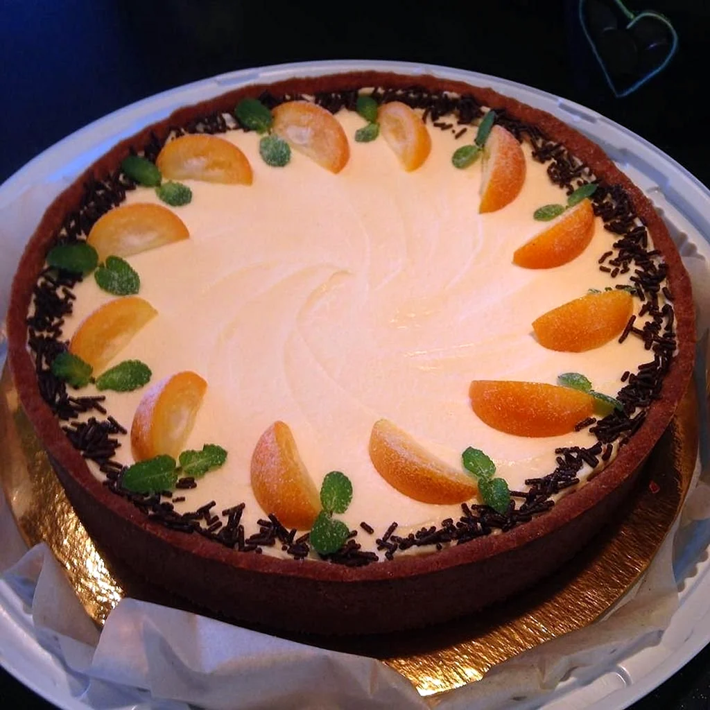 Украшение торта киви и мандаринами