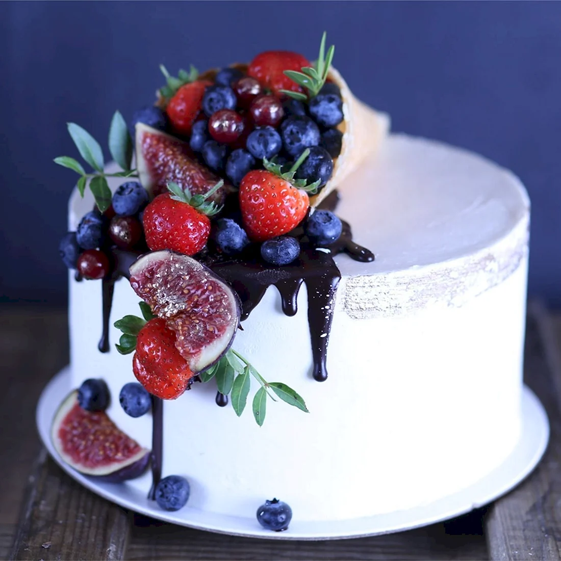 Украшение торта свежими ягодами