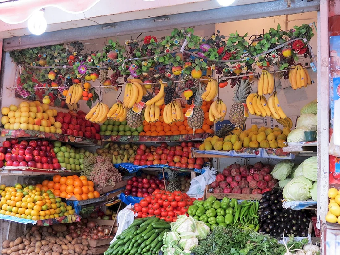 Витрина магазина фрукты овощи
