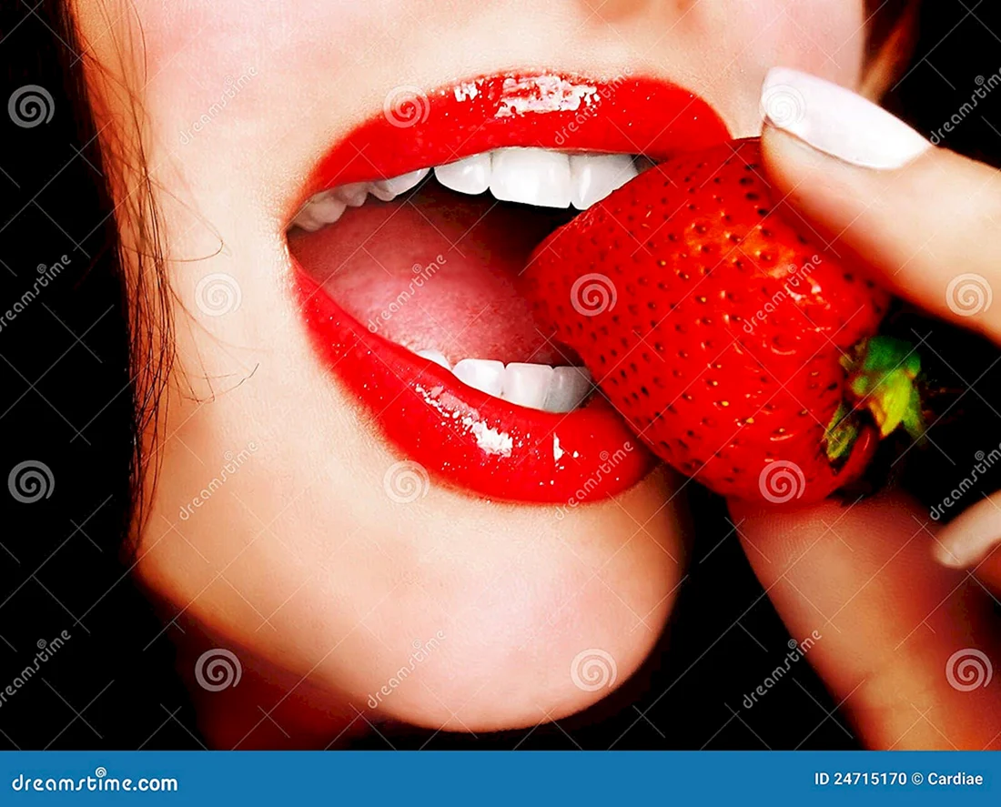 Женские губы с клубникой