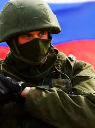 Российский солдат улыбается