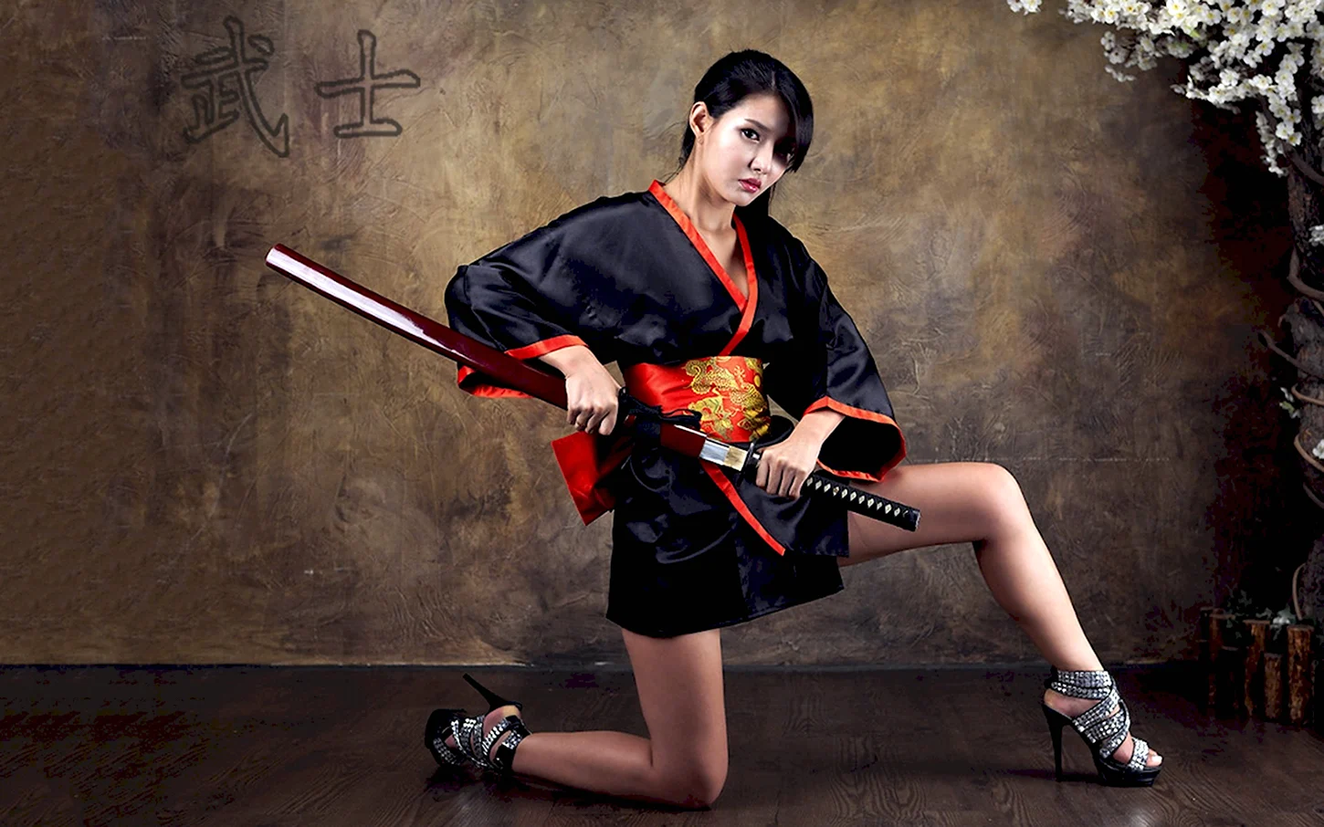 Самурай в кимоно катана